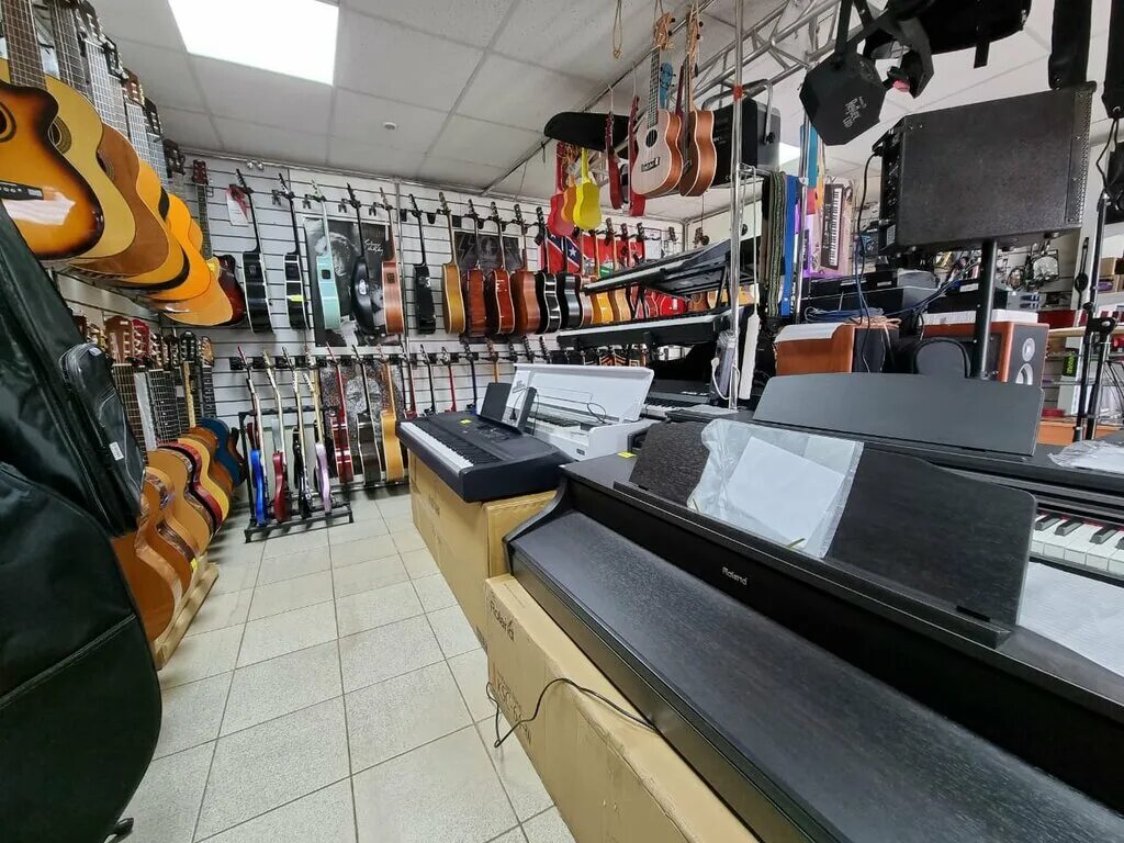 магазин музыкальных инструментов. магазин музыкальных инструментов в екатеринбурге. музыкальный магазин. витрина музыкального магазина. музыкальные инструменты музыкальный магазин.