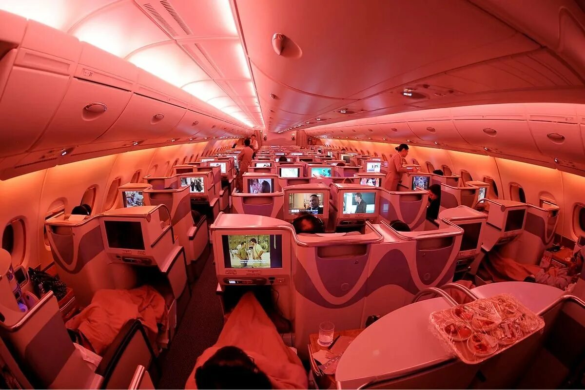 Салон самолета внутри. А380 Эмирейтс салон. Самолет Emirates a380 салон. Airbus a380 внутри. Airbus a380-861 салон.