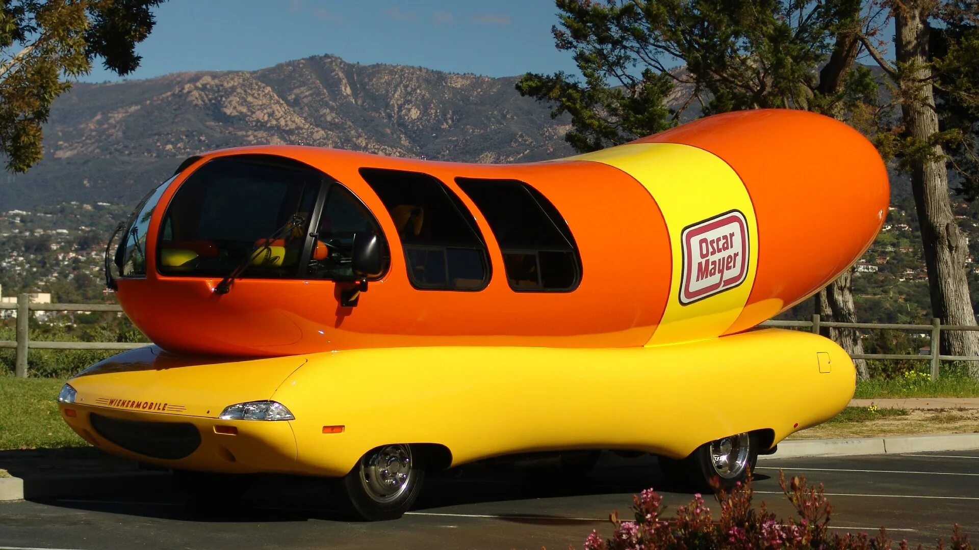 Необыкновенная машина. Автомобили Oscar Mayer Wienermobile. Необычные машины. Странные машины. Машины необычной формы.