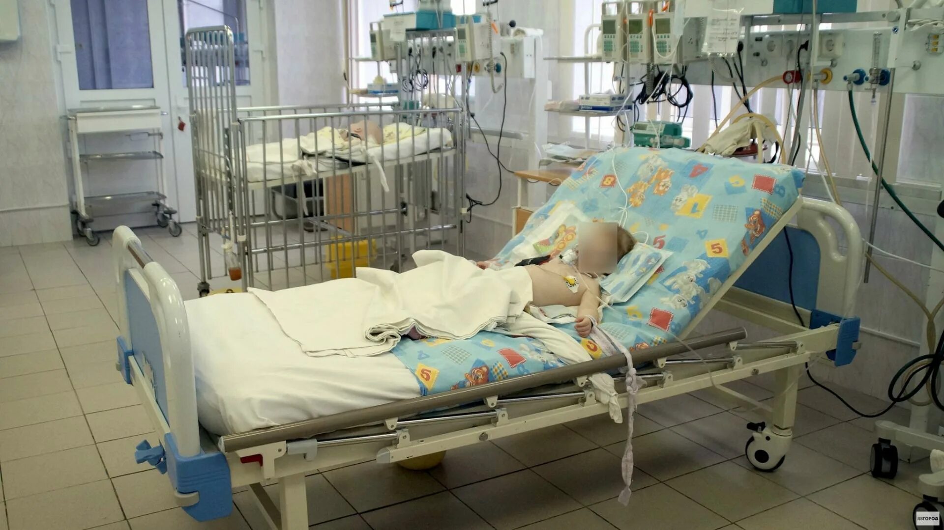 недоношенные дети в реанимации. недоношенные дети в больнице. кювез для новорожденных в реанимации. сколько дети лежат в реанимации. маленький ребенок в реан.