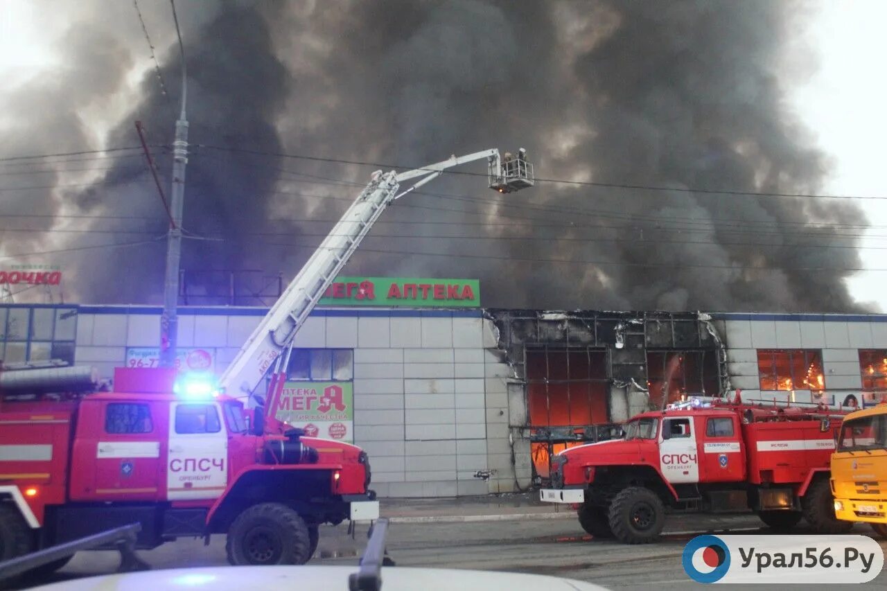 Пожар в Оренбурге. Пожар в Оренбурге сегодня. Пожар в Оренбурге сейчас. Пожар на полигонной Оренбург. Что произошло в оренбурге сегодня