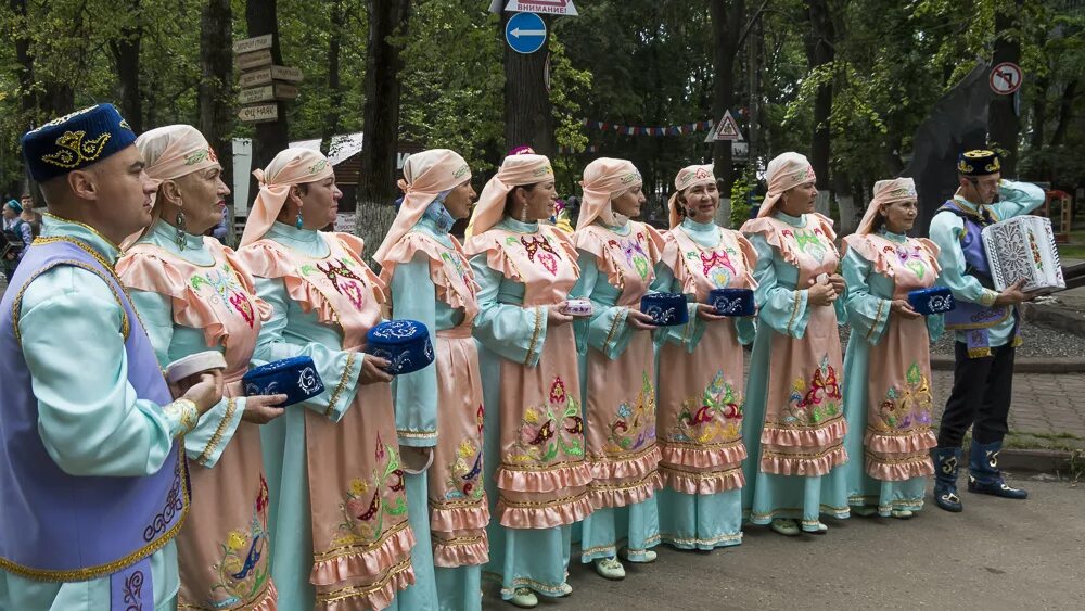 Нижний новгород татары. Нижегородские татары мишари. Татарские ансамбли фото. Сабантуй в нижнем новгороде. Нижний новгород татары.