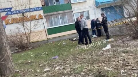Нашли под окнами