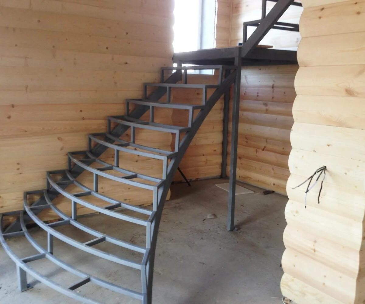 Профильная лестница на второй этаж. Лестница металлокаркас. Лестница из металлокаркаса. Лестница на металлическом каркасе. Лестница металлическая сварная.
