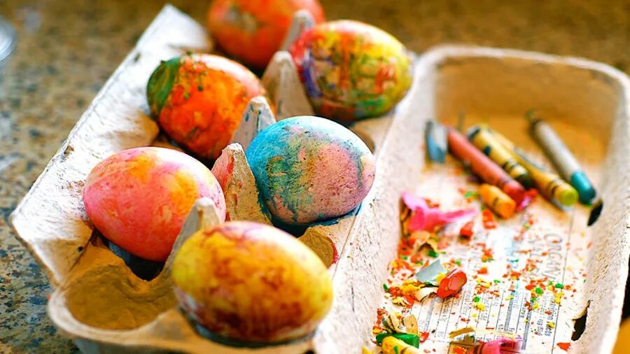 Крашеные пасхальные яйца. Способы окраски пасхальных яиц. Крашеные яйца на Пасху. Красим яйца на Пасху. Дети красили яйца