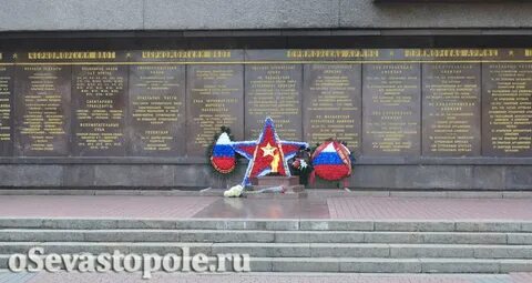 Памятник с именами героев