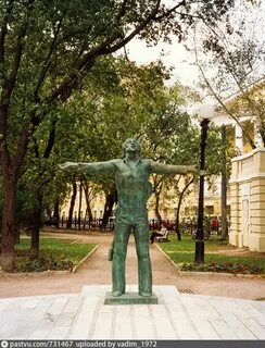 Памятники на бульваре