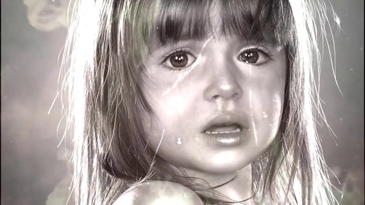 Слезы ребенка. Маленькая девочка плачет. Испуганная маленькая девочка. Испуганные глаза девочки. Испугалась плачу