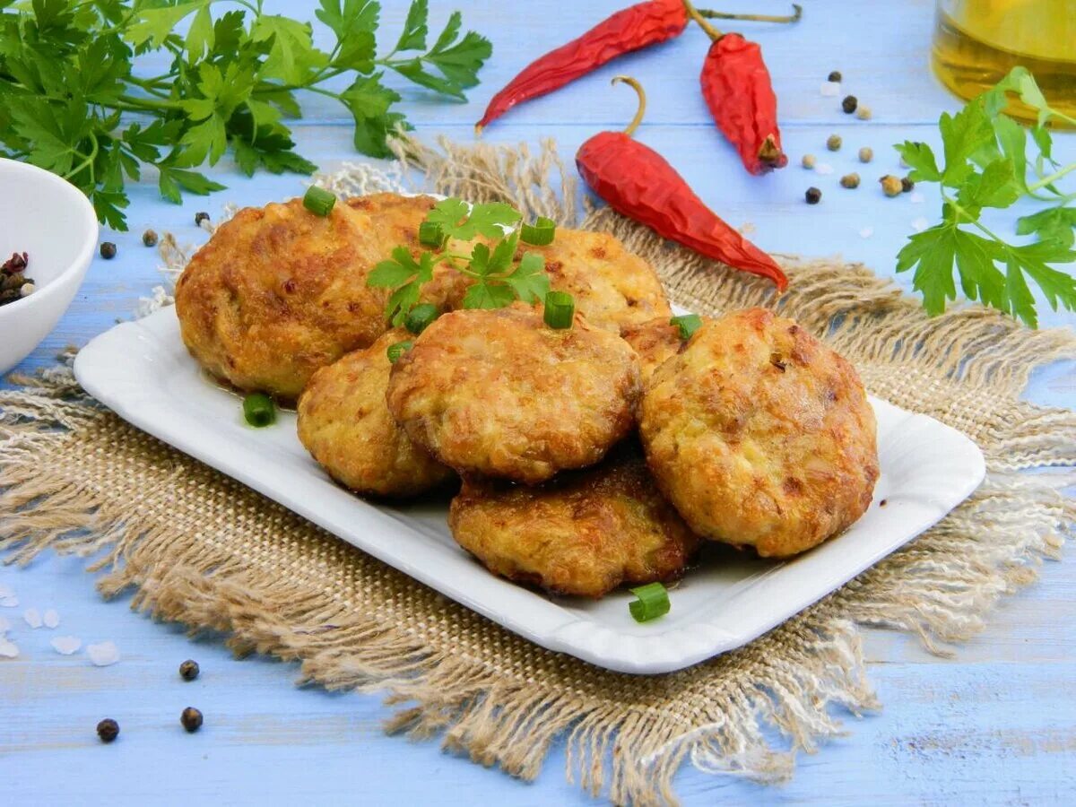 Рецепт сочных котлет из фарша. Котлеты. куриные котлеты. сочные котлеты. биточки куриные.
