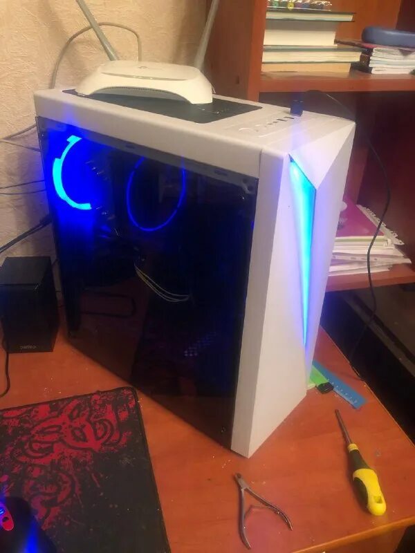 Настольный стационарный компьютер. Магазин комплектующих для компьютера. Корпус powercase rhombus x4 white led. Большой компьютерный магазин. Настольный пк.
