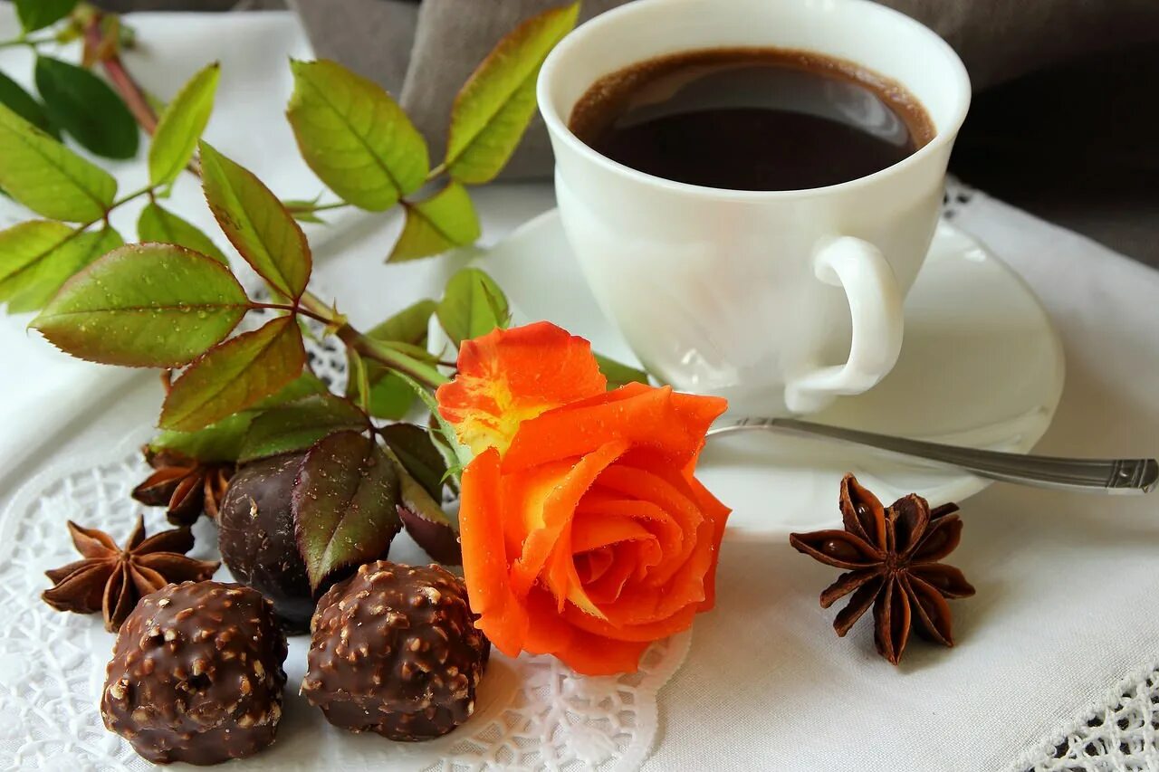 Очень очень доброе утречко. Шоколад цветы кофе. Открытки с добрым утром. Доброе утро кофе. Кофе с цветами.