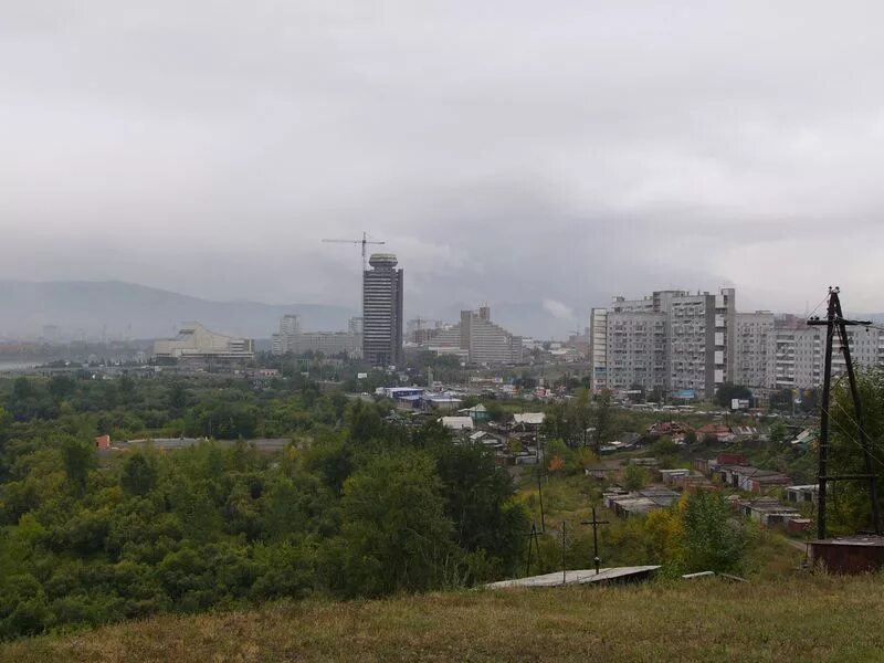 Красноярск пасмурно. Концерты в августе. Остров татышева восточная сторона. Автокинотеатр. Красноярск столица сибири.