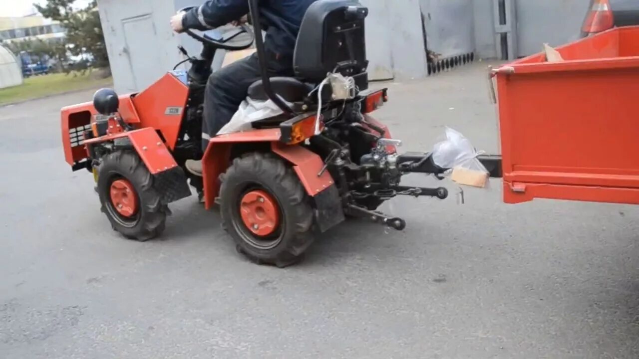 Человек на минитракторе. Беларус 132 н прицеп. Павел шалек минитрактор. Видео обзор минитрактора. Видео обзор минитрактора.