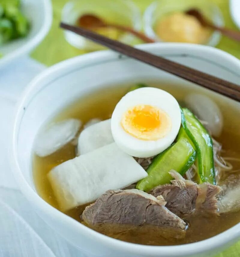 Окрошка по корейски. Нэнмён на корейском. Naengmyeon. Корейский обед с собой. Нэнмëн.