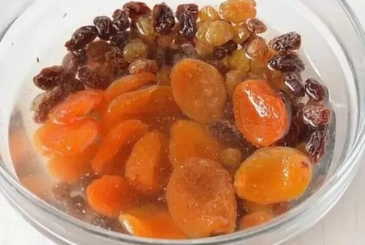 Компот из кураги и чернослива как варить. Залить изюм кипятком. пюре из сухофруктов для детей. компот курага. компот из инжира.