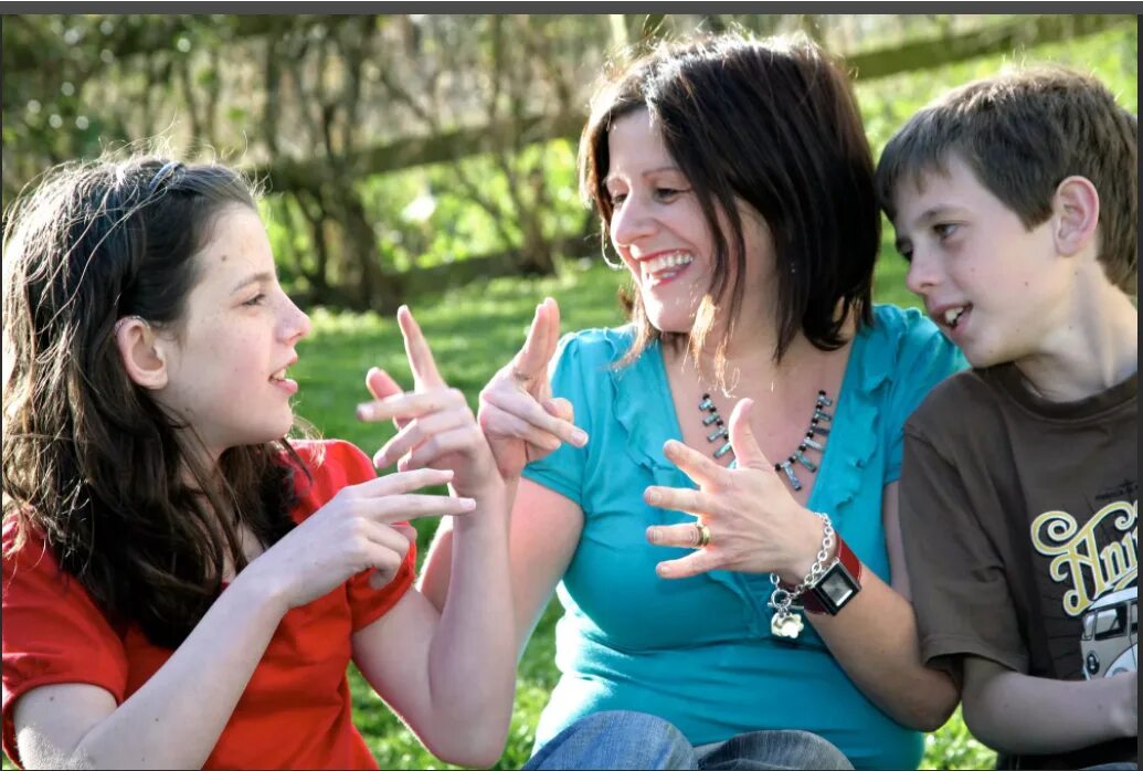 Общение со слабослышащими. Глухие дети с родителями. Глухонемые. Глухие люди. Глухой подросток.