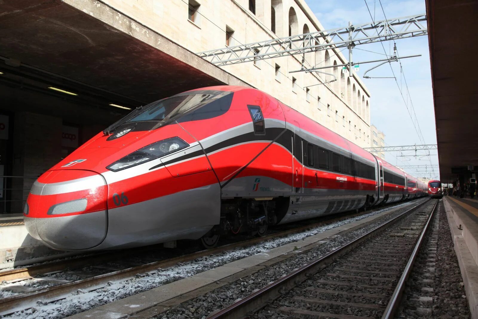 Frecciarossa 1000. Frecciarossa 1000 поезд. Поезда Italia Frecciarossa. Etr1000 поезд.