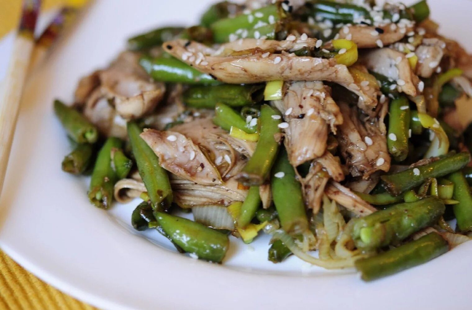 фасоль стручковая обжаренная. соус для салата с фасолью. салат с кириешками и фасолью и корейской морковью. соевый салат из фасоли. спаржа с тофу.