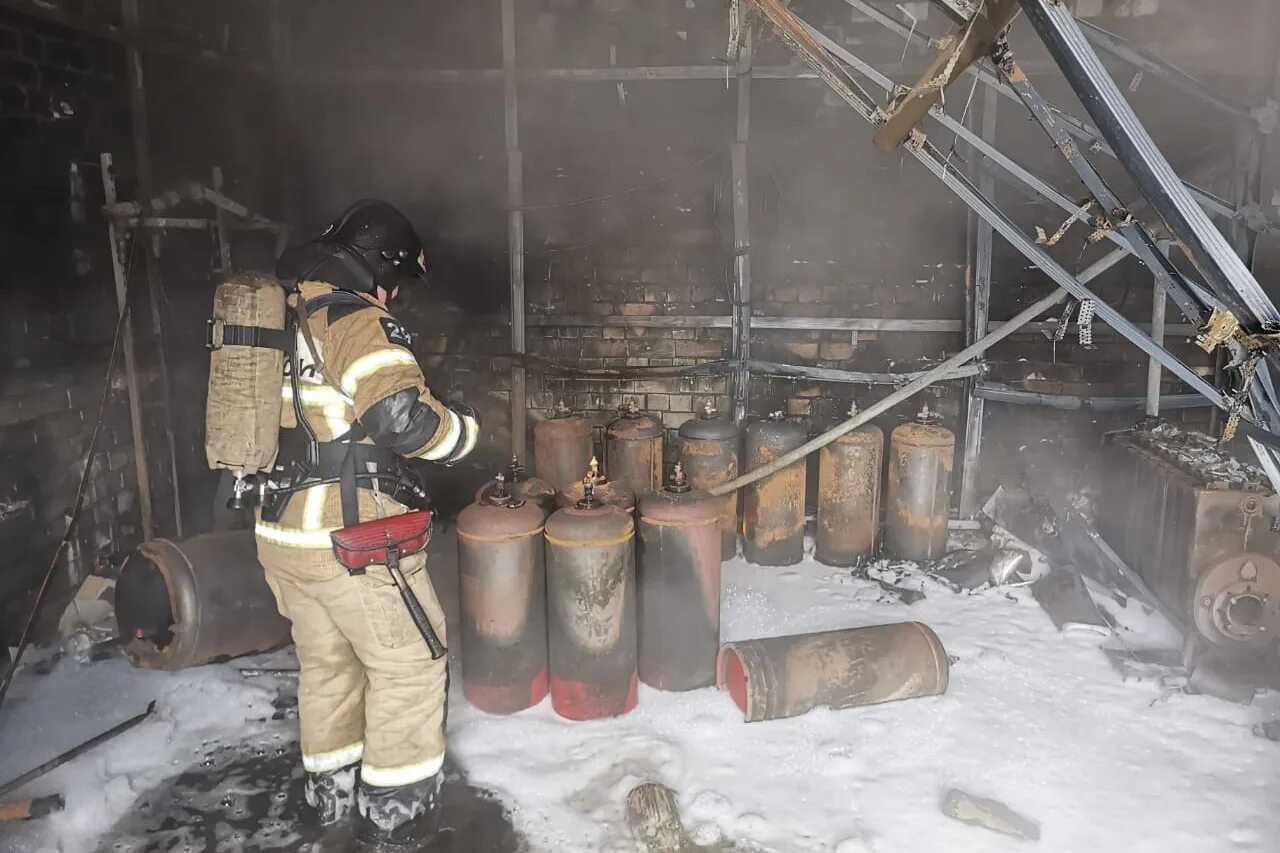 Взрывы газовых баллонов на производстве. Пожарный баллон. Газовый баллон пожар. Взрыв газового баллона.