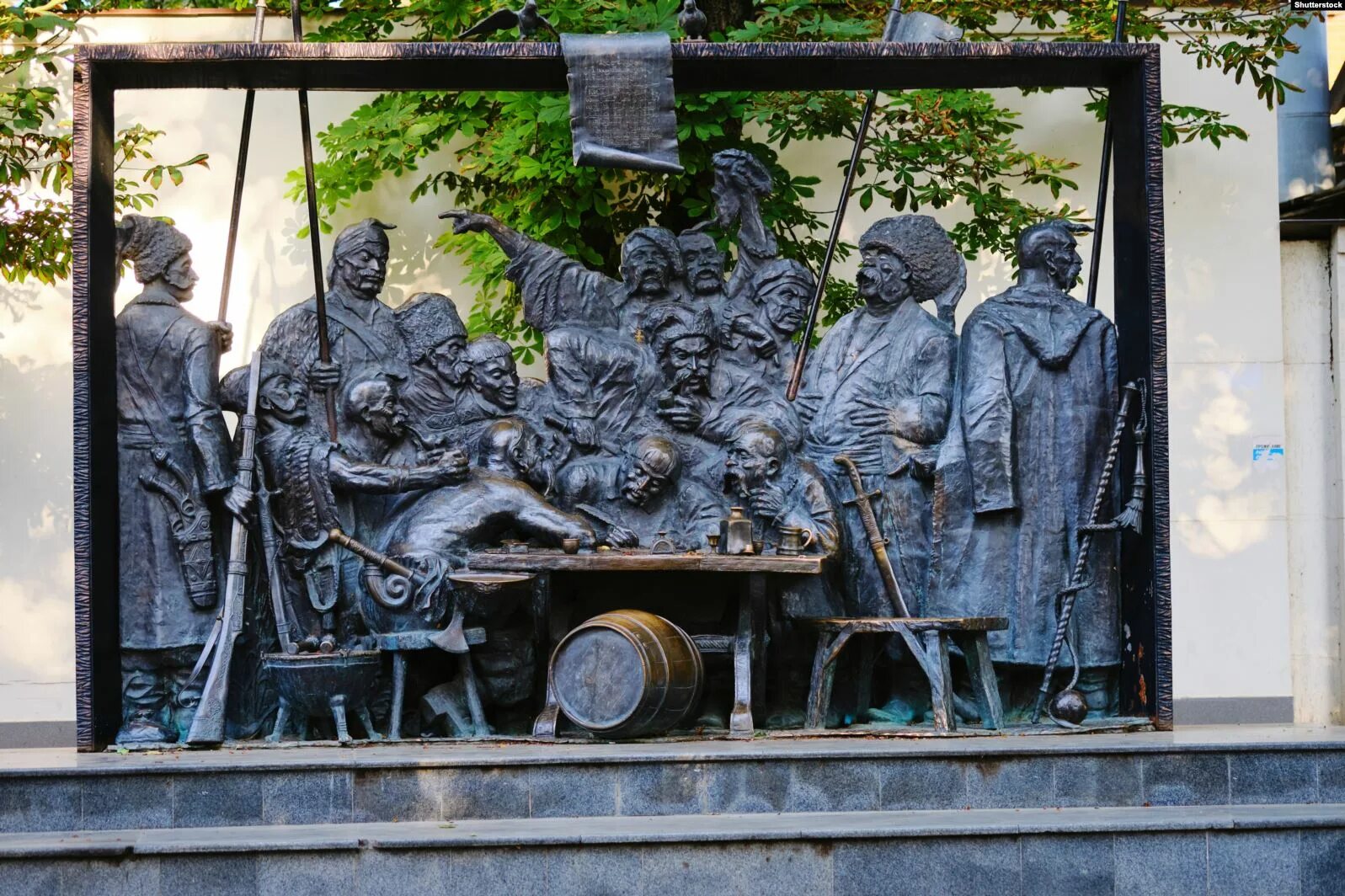 Запорожские казаки пишут письмо турецкому султану краснодар. Скульптура запорожские казаки краснодар. Памятники запорожцам. Запорожцы скульптура в краснодаре. Скульптурный памятник запорожский казакам.