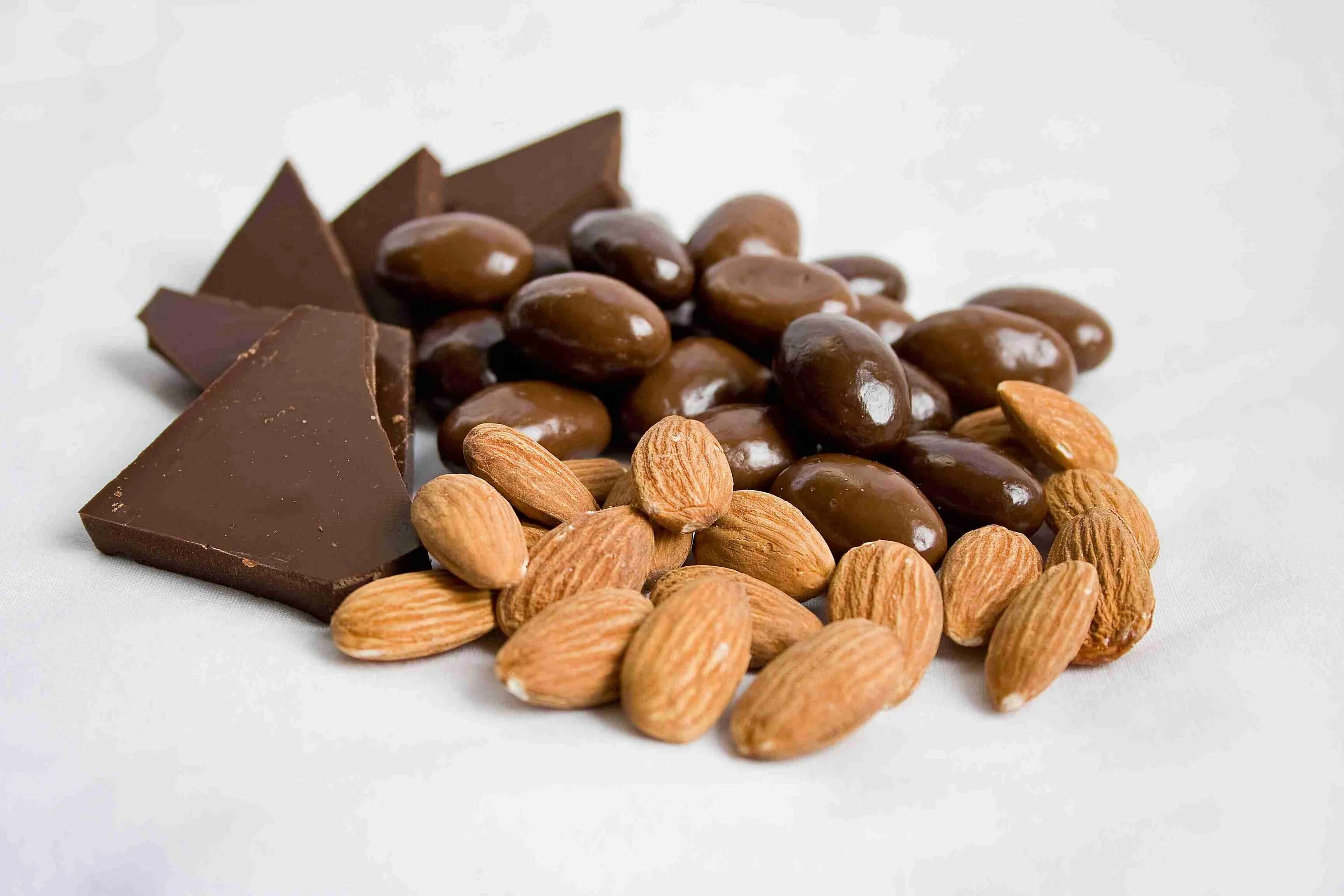 Шоколад натс с миндалем. Шоколад натс арахис. Choco Nuts фундук. Nuts шоколадка миндаль.