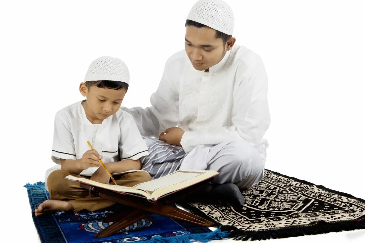 Мусульманин читающий коран. Дети учат Коран. Чтение Корана детьми. Мальчик с Кораном. Детям о Коране.