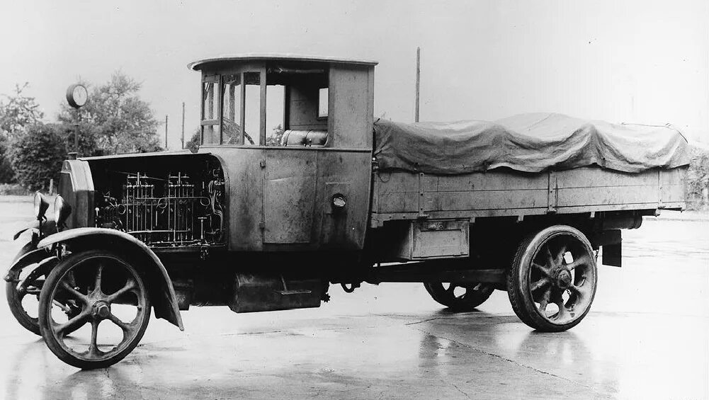 Mercedes Benz 1923. Mercedes Benz 1924 грузовик. Даймлер Бенц грузовой. Первый грузовик Мерседес-Бенц.