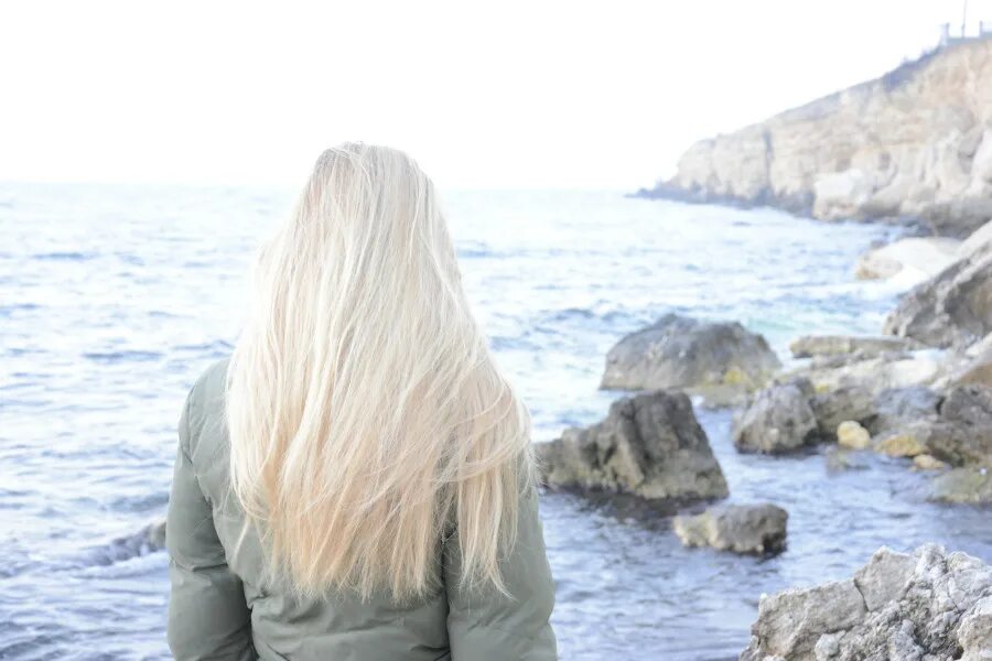 Белые волосы. Белые волосы девушка спиной. Белые волосы девушка спиной. Девушкаэ с белыми волосами. Красивые блондинки с длинными волосами со спины.