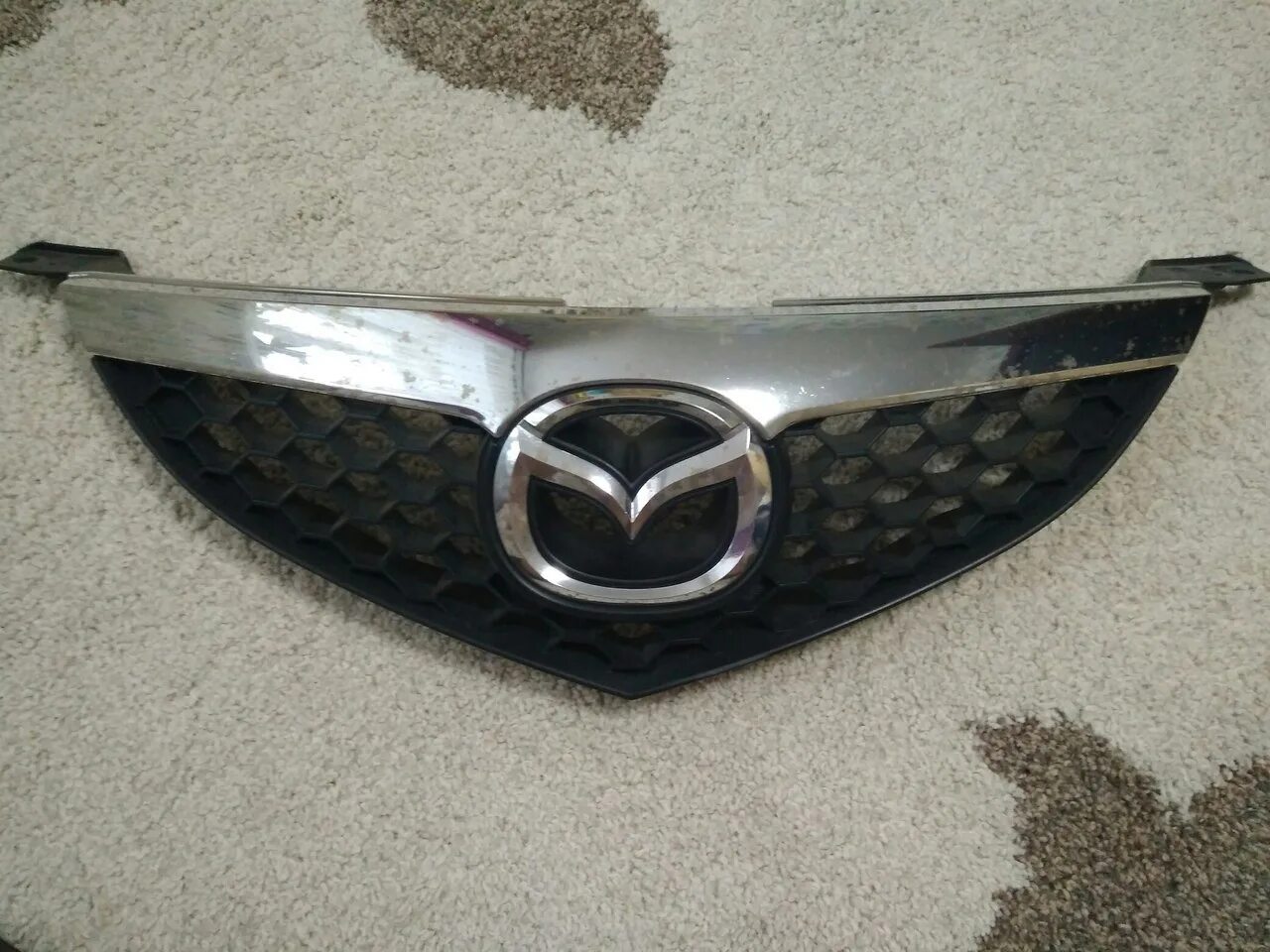 Решетка мазда 3 2014. Решетка радиатора мазда 3 бк хэтчбек. Решетка радиатора mazda 3 bk. Решетка радиатора мазда 3. Решетка радиатора mazda 3 bk.