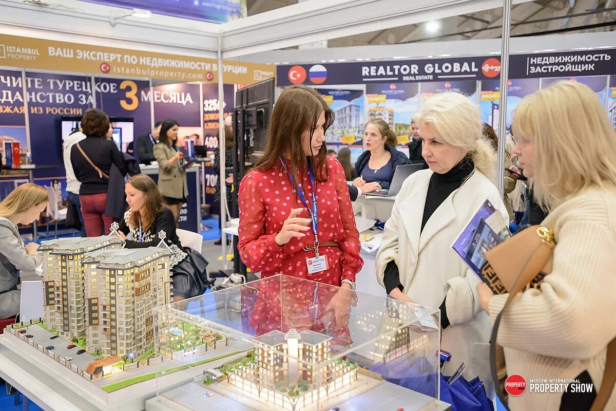 Property show. Ярмарка недвижимости. Выставка недвижимости в Москве. Выставка недвижимости Великобритания. Выставка недвижимости реклама.