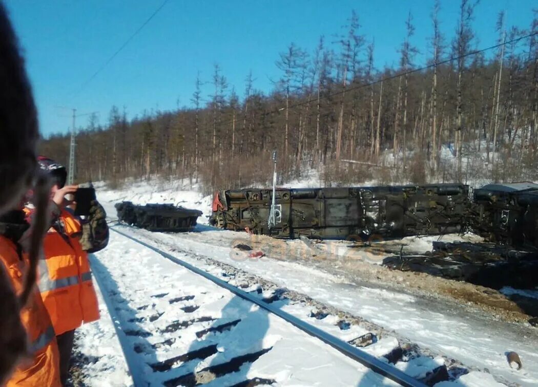 Поезд пришел на станцию утром по мосту. Сход Стофато Джебь. Сход с рельсов тепловоза 2тэ10м.