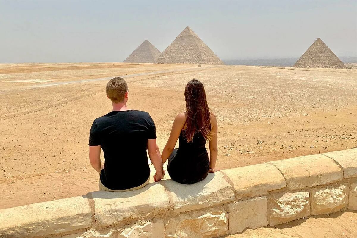 Египет можно ли отдыхать. Туристы в Египте. Египетские пирамиды с туристами. Египет мужчины. Египет отдых фото.