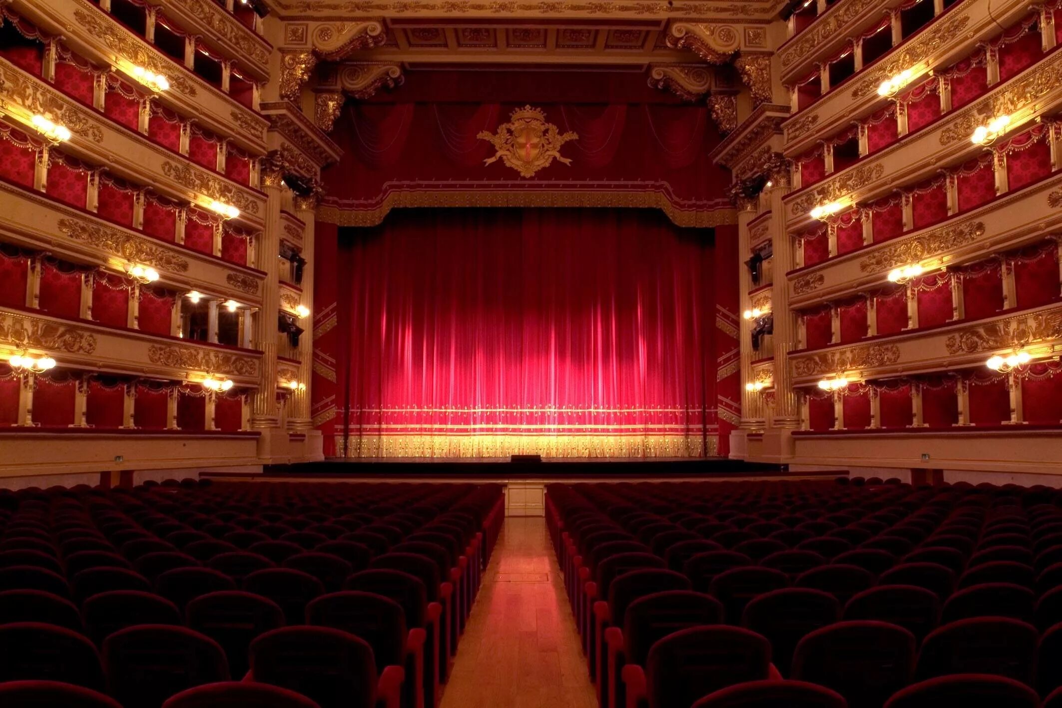 Teatr. Ла скала оперный театр. Театр ла скала в Милане занавес. Театр ла скала опера сцена. Занавес театра ла скала.