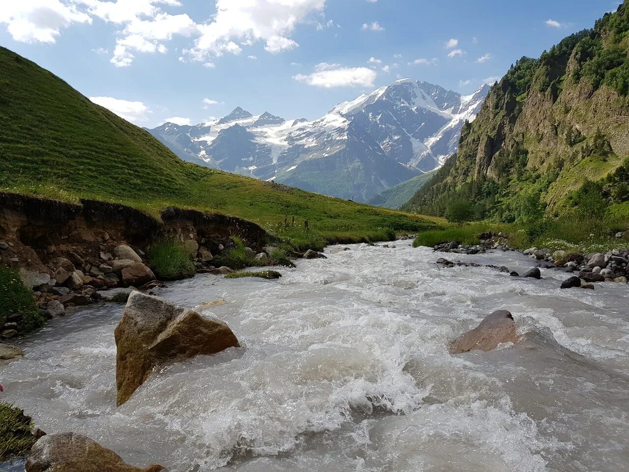 Реки берущие начало в кавказских горах. Горные реки Эльбрус. Эльбрус река Баксан. Приэльбрусье река. Горная река Приэльбрусье.