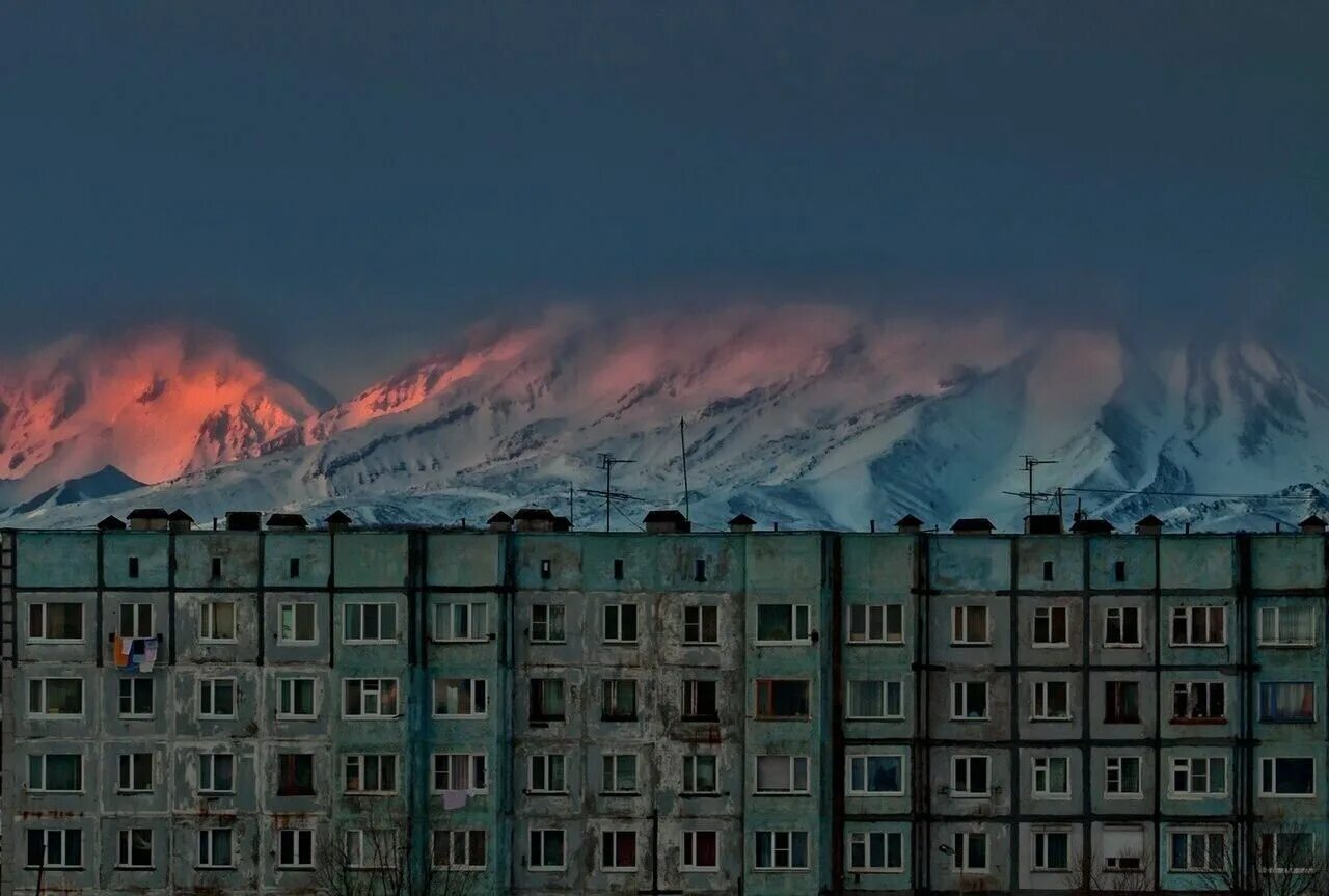 Циан петропавловск камчатский. Петропавловск Камчатский панельки. Петропавловск-Камчатский многоэтажки. Петропавловск-Камчатский Эстетика. Норильск Эстетика ебеней.