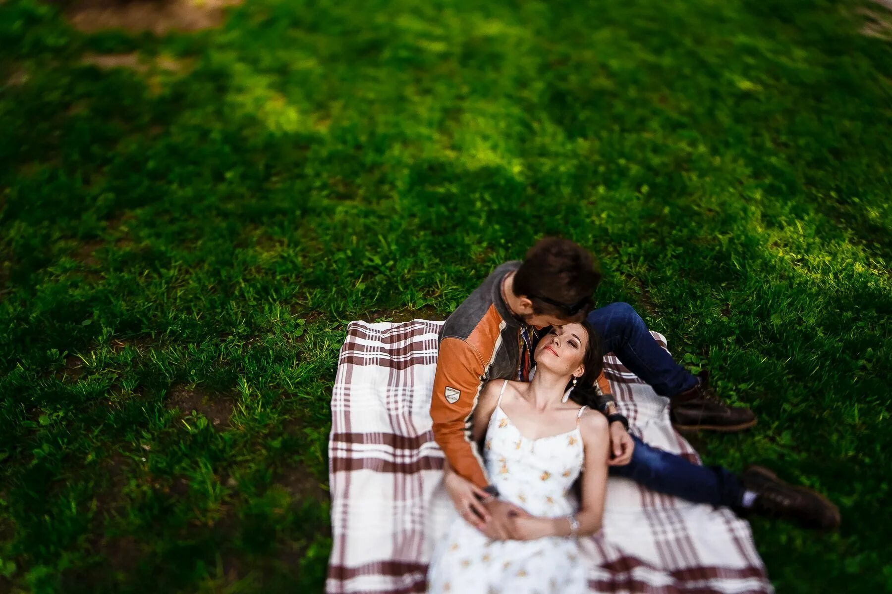 Love story любовь. Лав стори в поле пикник. Лав стори пикник на природе летом. Лав стори фотосессия на природе. Love story фотосессия идеи.