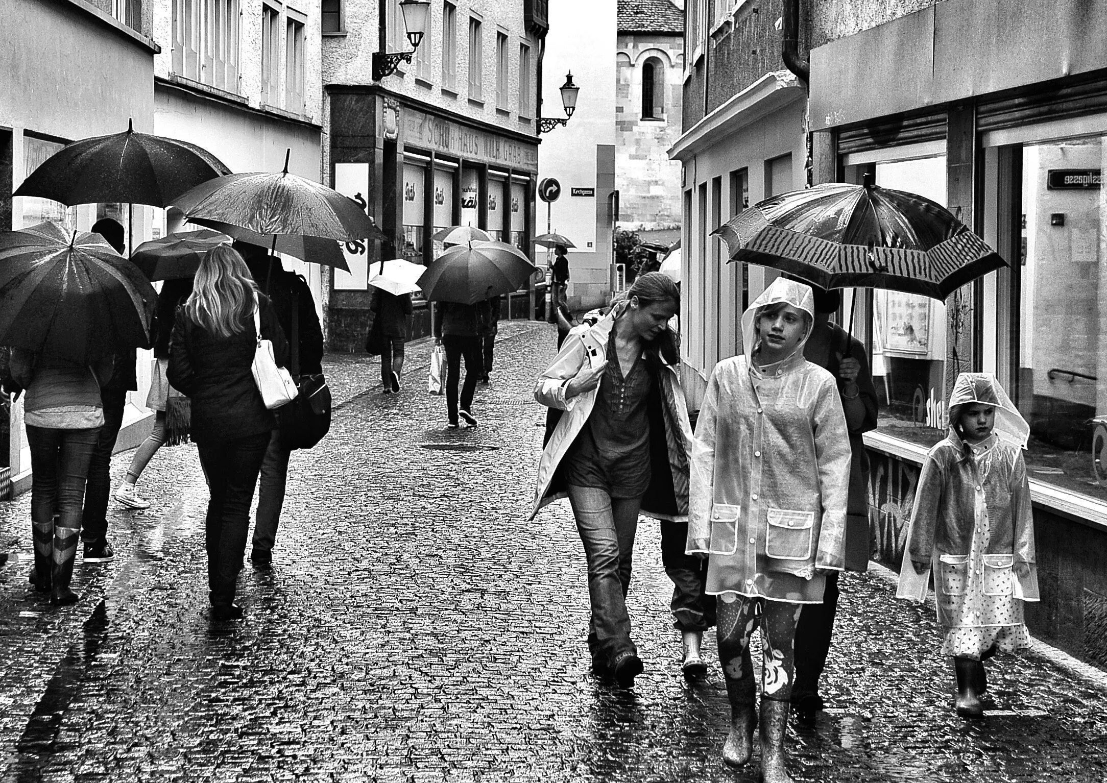 Шумят люди на улице. Люди на улице осень. Люди на улице серость. Толпа под зонтами. Хмурые люди на улице.