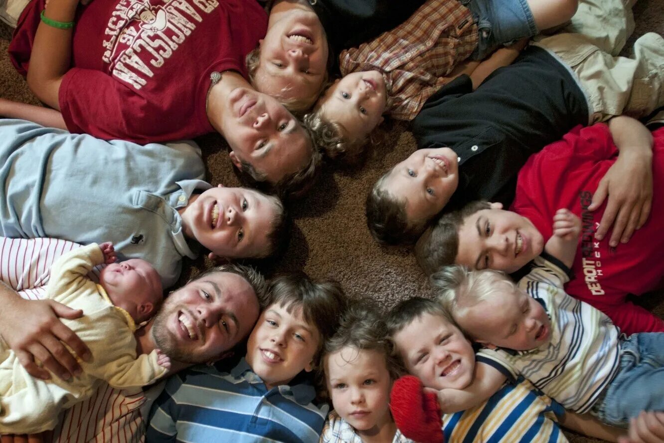 Многодетная мама. Многодетные мем. Маленькие дети много. Многодетная семья. Прежде чем диагностировать у себя депрессию и заниженную.