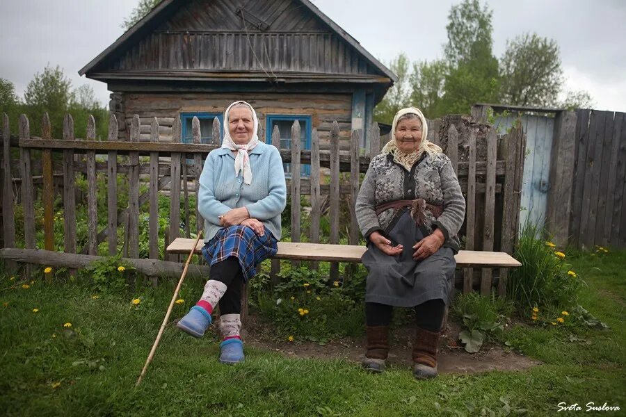 Сколько старухи живут. Бабушки на скамейке в деревне. Деревенская бабушка. Бабушки на лавочке в деревне. Старушки на лавочке в деревне.
