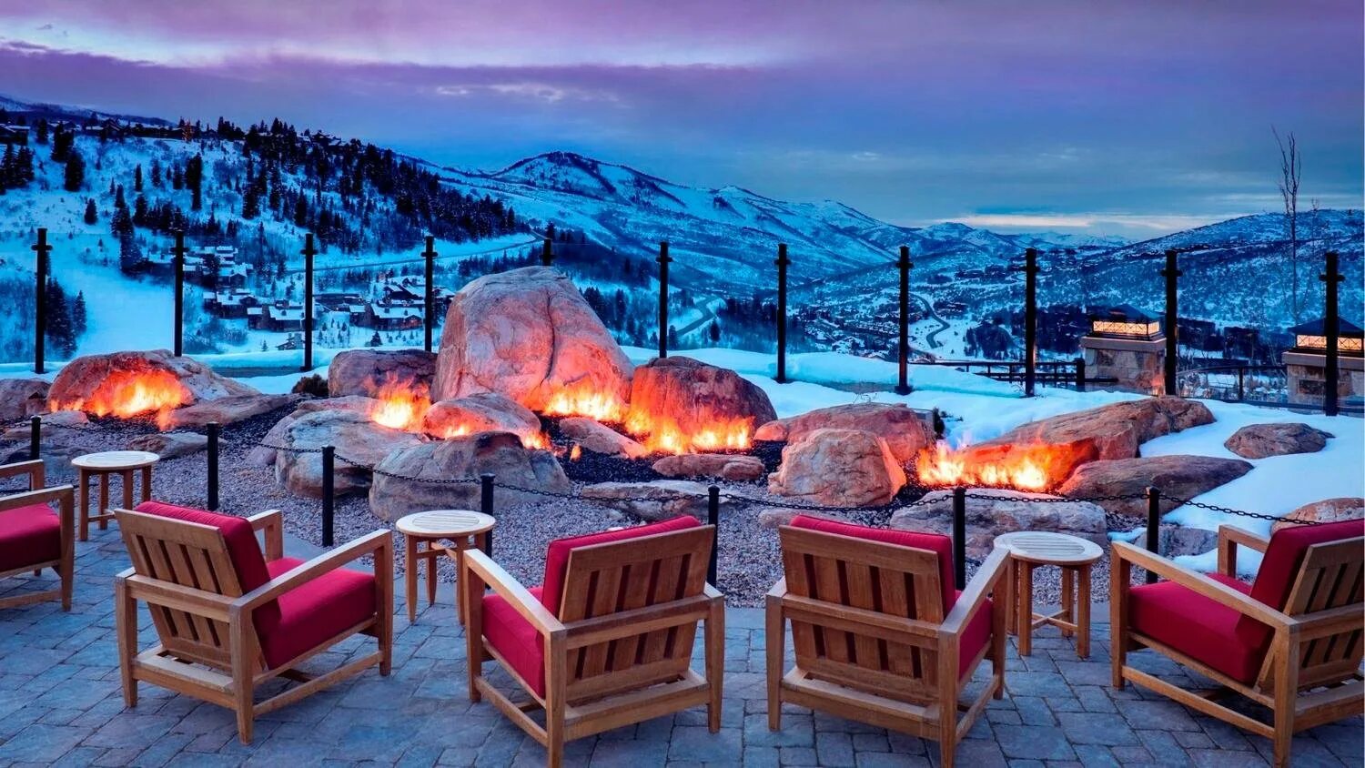Горнолыжные кафе. Камин глинтвейн и горы. Ресторан в горах. Ресторан с видом на горы. Терраса зимой.