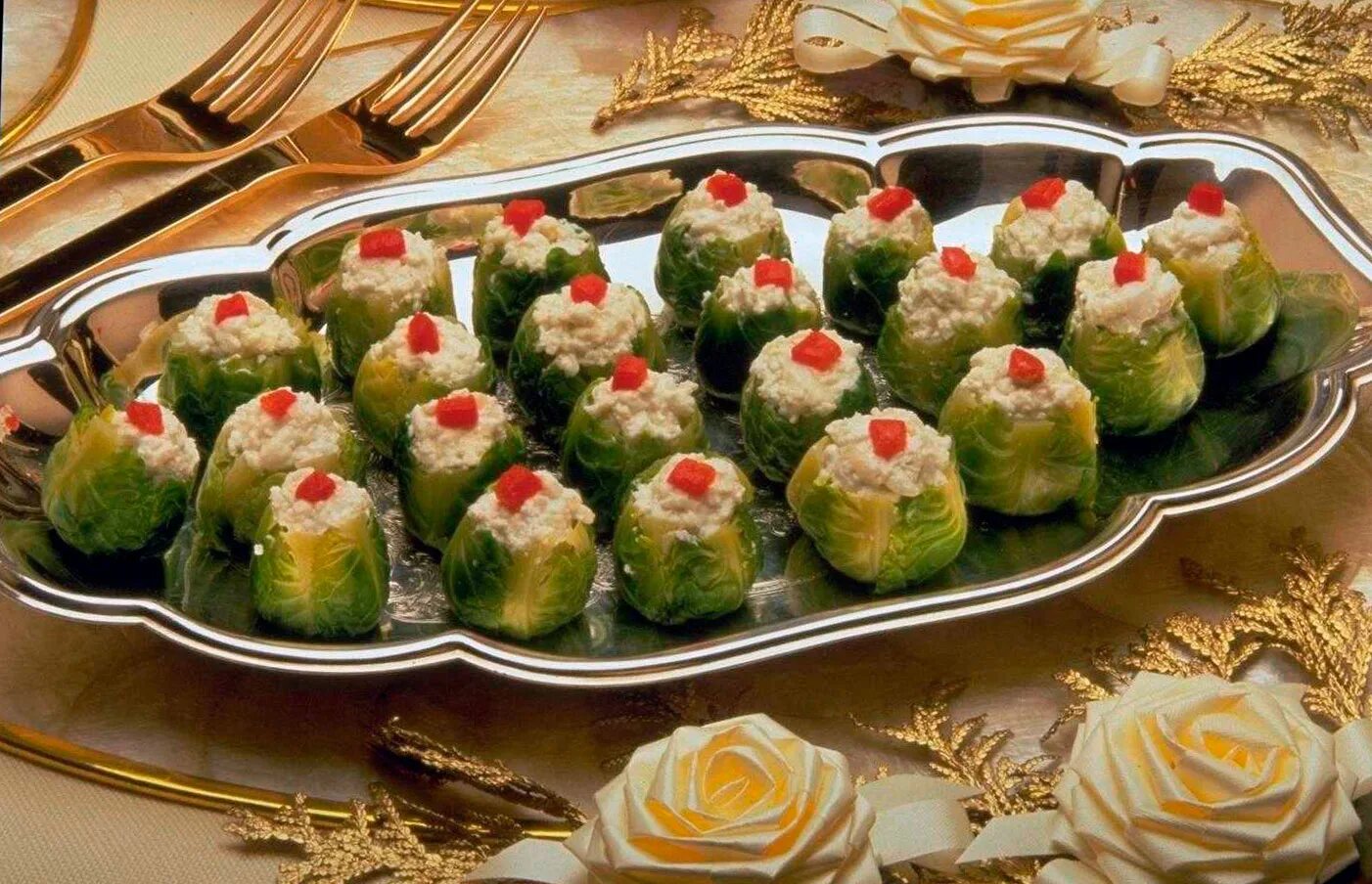 Интересные постные блюда на праздничный стол. Закуска с сыром и чесноком. Что приготовить постное на праздничный стол. Перец фаршированный кореньями. Что приготовить постное на праздничный стол.