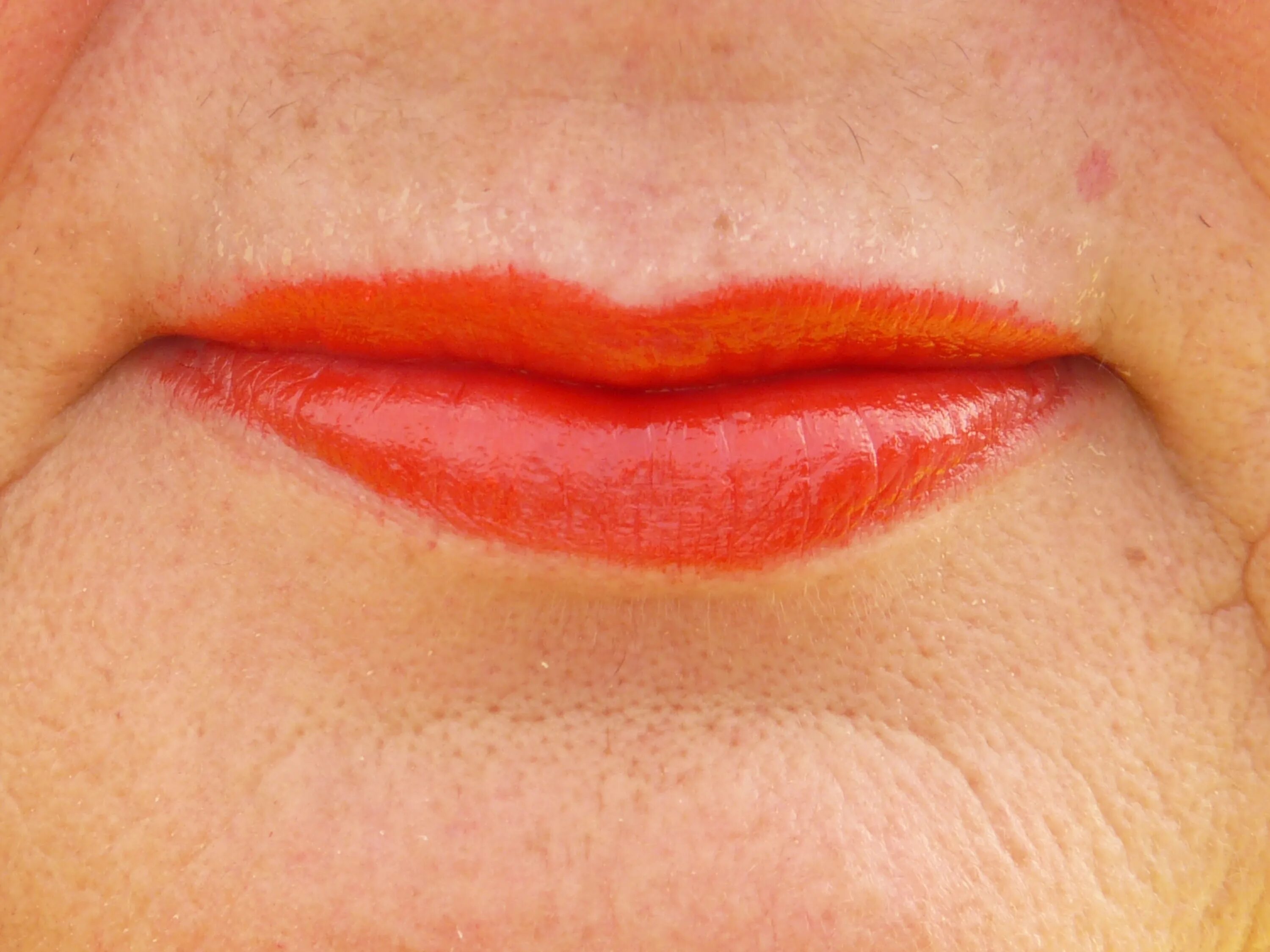 Тонкие женские губы. Узкие губы. Фото губ. Тонкие покрасневшие губы.