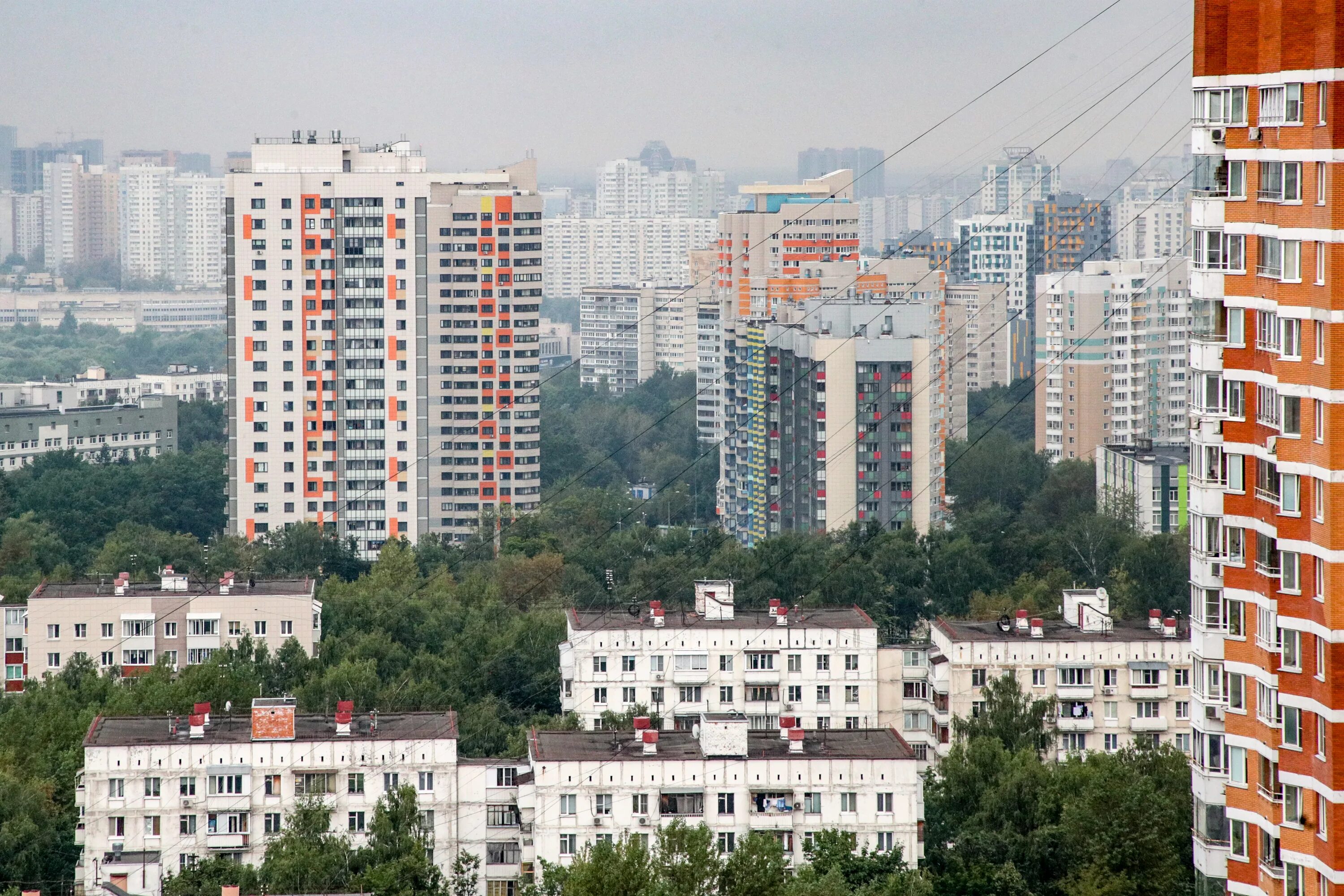 Жилой район. Районы Москвы. Многоэтажки Подмосковья. Вид из окна восьмого этажа.
