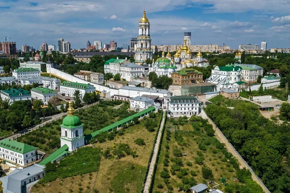 Нижняя лавра. Киево-печерская лавра вид сверху. Киево-печерская лавра киев. Верхняя и нижняя лавра. Киево-печерский монастырь 11 век.
