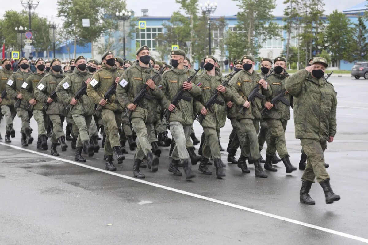 Движение парада. Репетиция парада Южно Сахалинск. Парад Победы 2022 Южно-Сахалинск. Парад Победы Южно Сахалинск. Репетиция парада Победы 2023 Южно-Сахалинск.