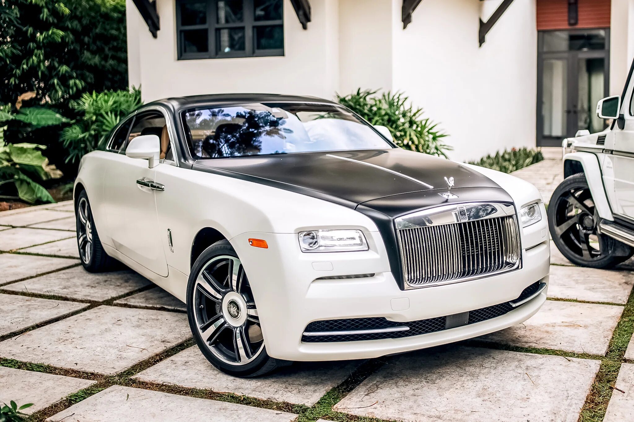Белый роллс. Роллс Ройс White. Rolls Royce Wraith белый. Роллс Ройс в Майами. Rolls Royce врайт белый.
