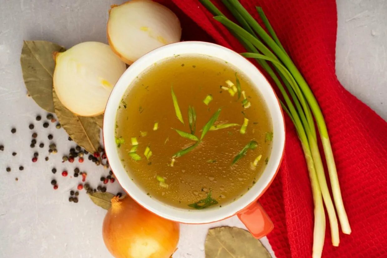 Человек пьет бульон фото. Как пить бульон в рамене. Ego Vegetable broth как употреблять,.