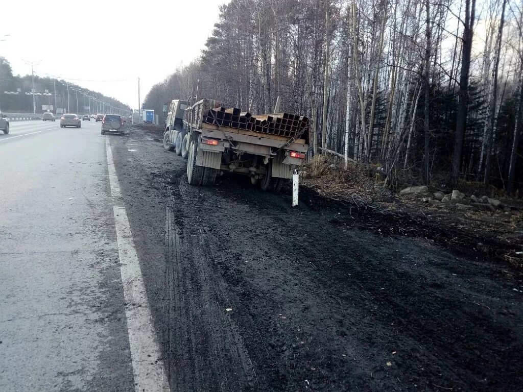 Смертельное дтп с лосем екатеринбург. Трасса екатеринбург первоуральск. Дорога екатеринбург первоуральск. Первоуральск екатеринбург. Дорога екатеринбург первоуральск.