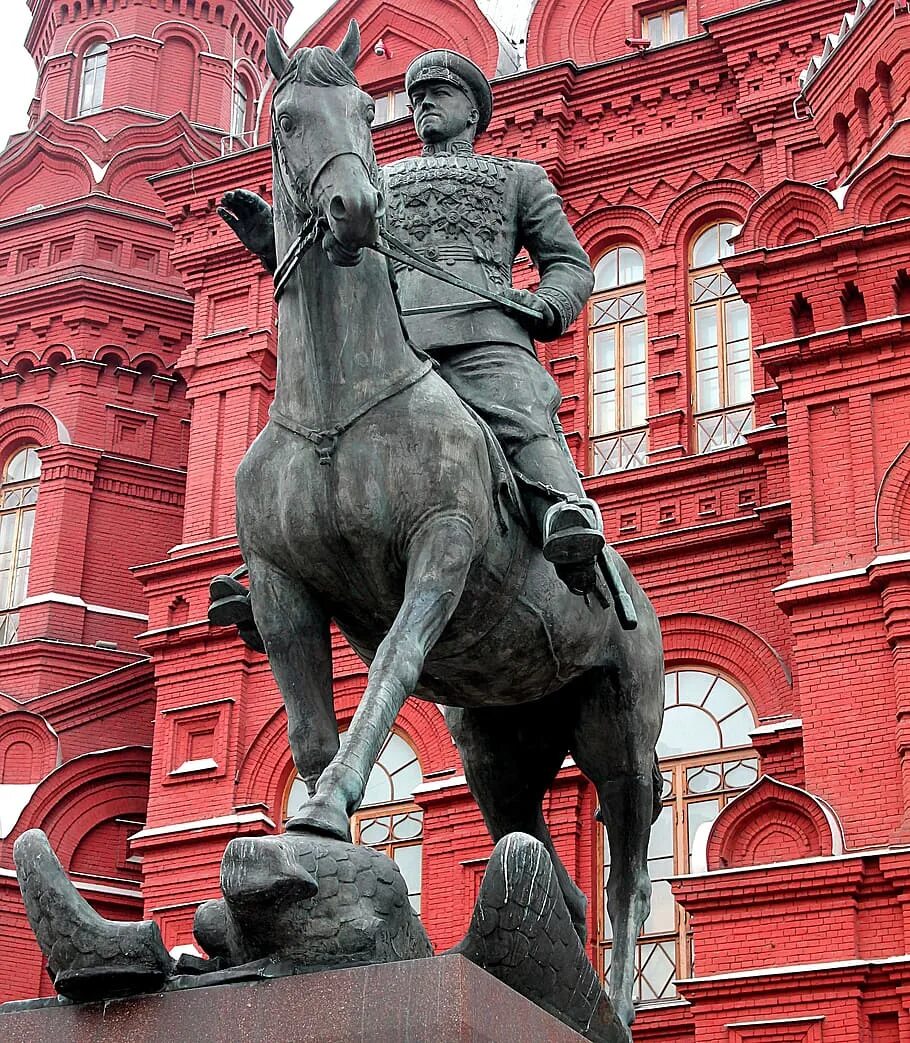 20 памятников москвы. Памятник маршалу Жукову на красной площади. Памятник Жукову в Москве на Манежной площади. Памятник Жукову в Ярославле.