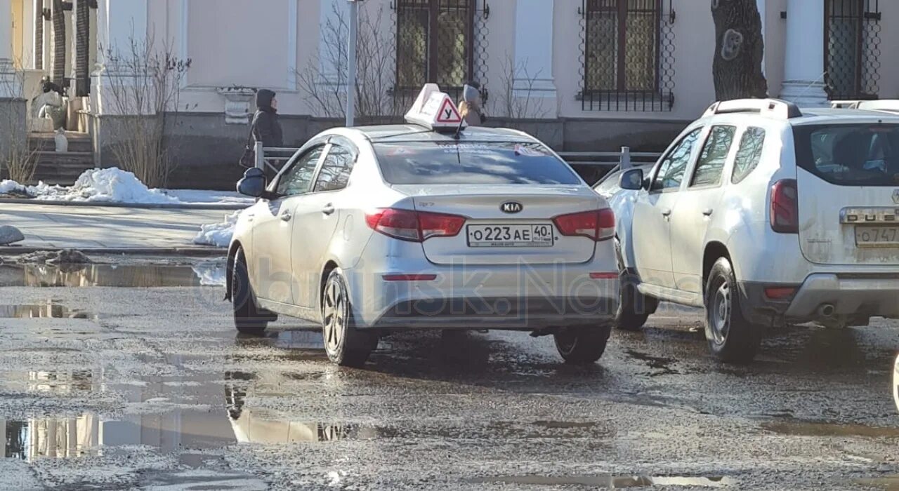 Светофор обнинск автошкола. Нарушение правил парковки. Светофор для машин. Припаркованная машина. Парковщик для автомобиля.